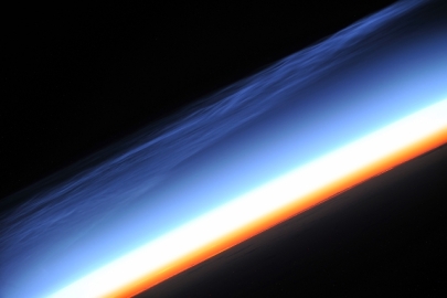 Fota ze stacji ISS 429/404 km nad ziemią, horyzont prosty jak stół.