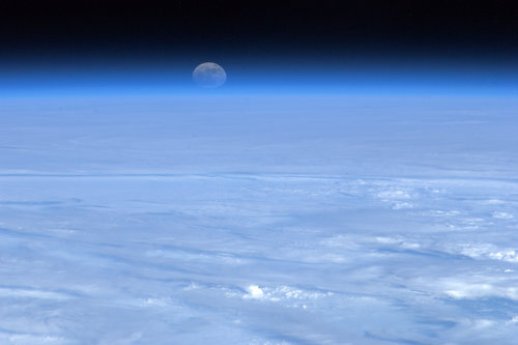 la lune au dessus d'une mer de nuage prise par Hadfield depuis l'espace